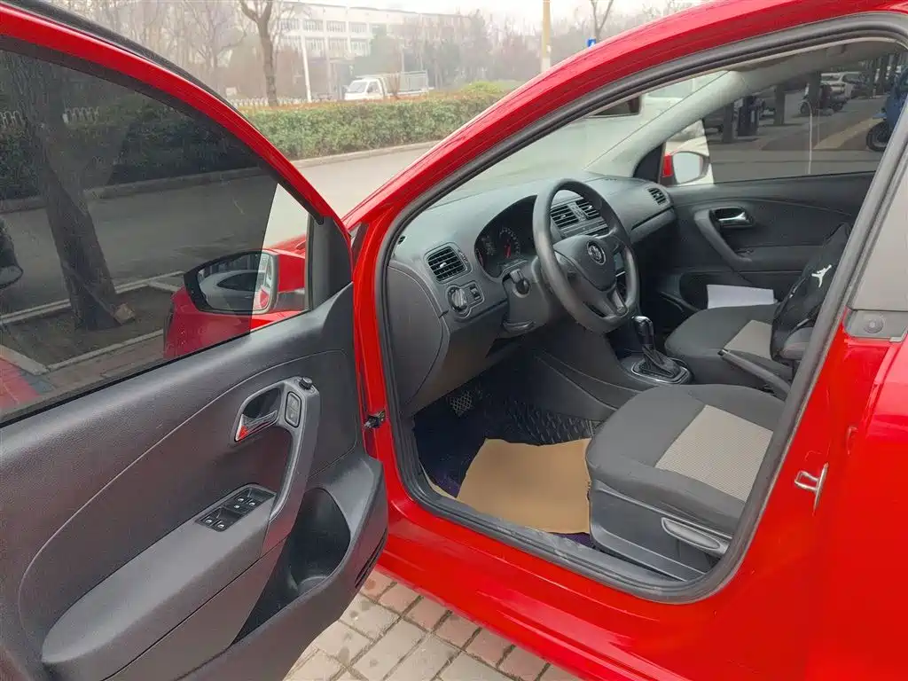Volkswagen Polo 2016 1.4L Automatic Trend фото 16