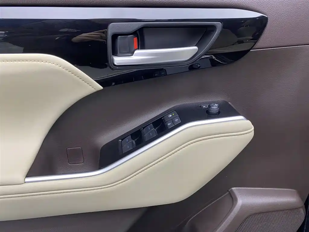 Toyota Highlander 2022 Dual Engine 2.5L 2WD Premium 7-Seater фото 27