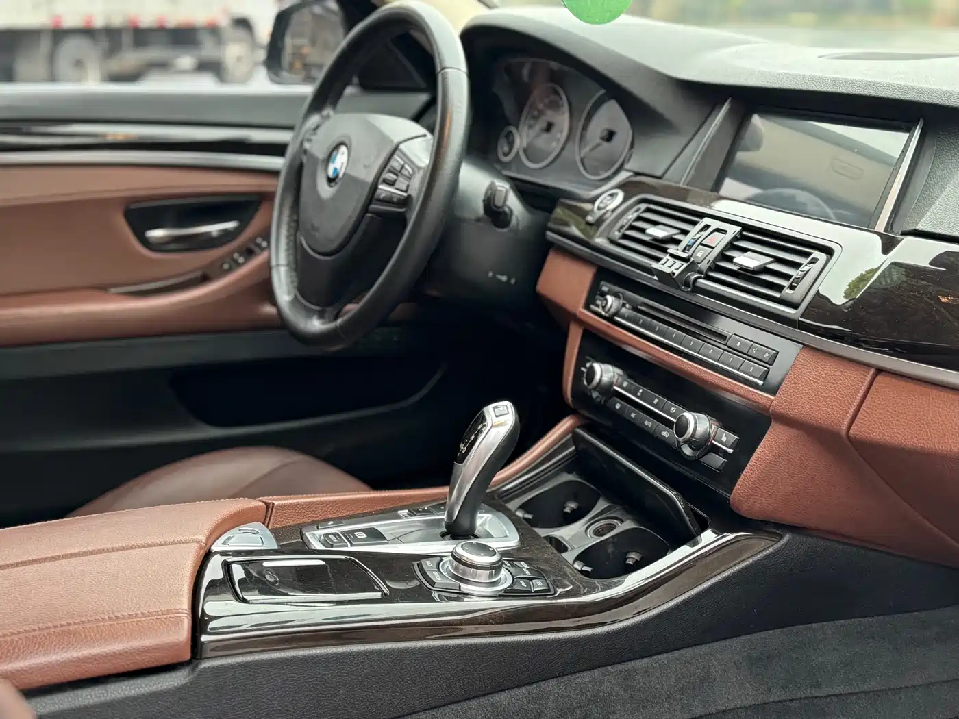 BMW 5 Series 2014 525Li Leading фото 9