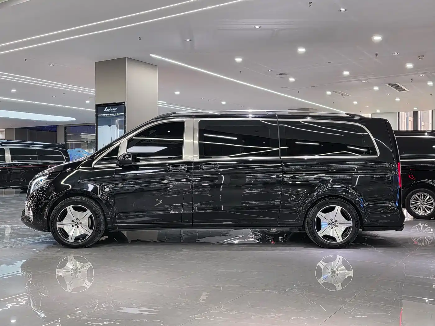 Mercedes-Benz Vito 2023 2.0T Business 7-Seater фото 3
