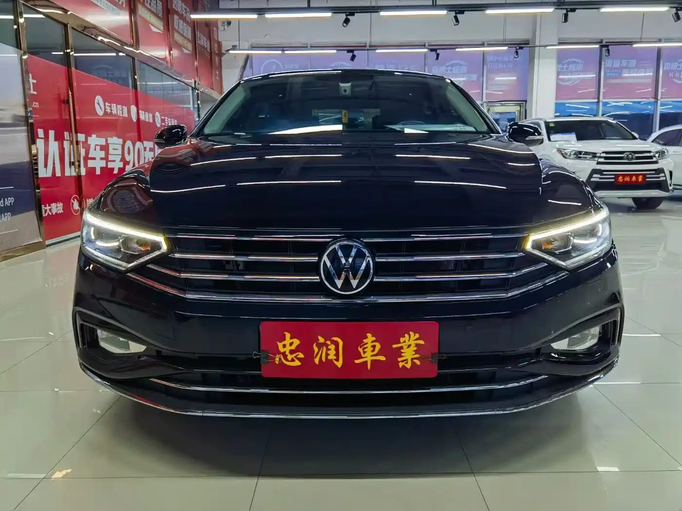Volkswagen Magotan 2023 Model 2 Million Commemorative Edition 330TSI DSG Luxury фото 2