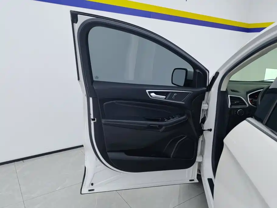 Photo 7 - Ford Edge