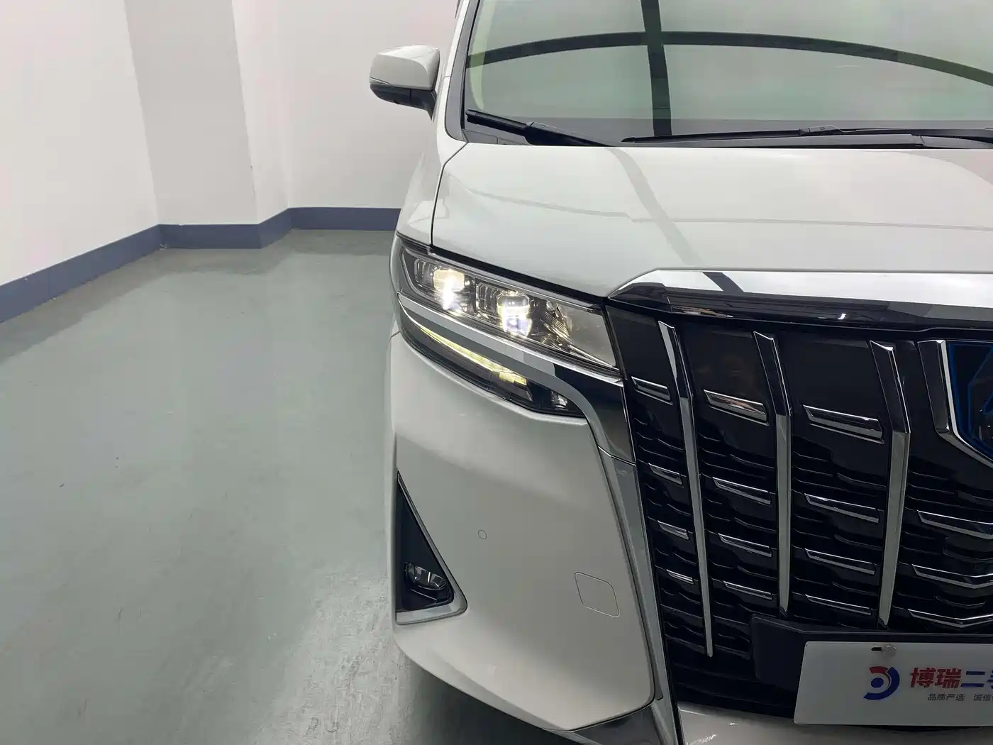 Toyota Alphard 2019 Hybrid 2.5L Premium Edition фото 12