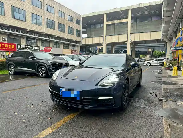 PORSCHE PANAMERA