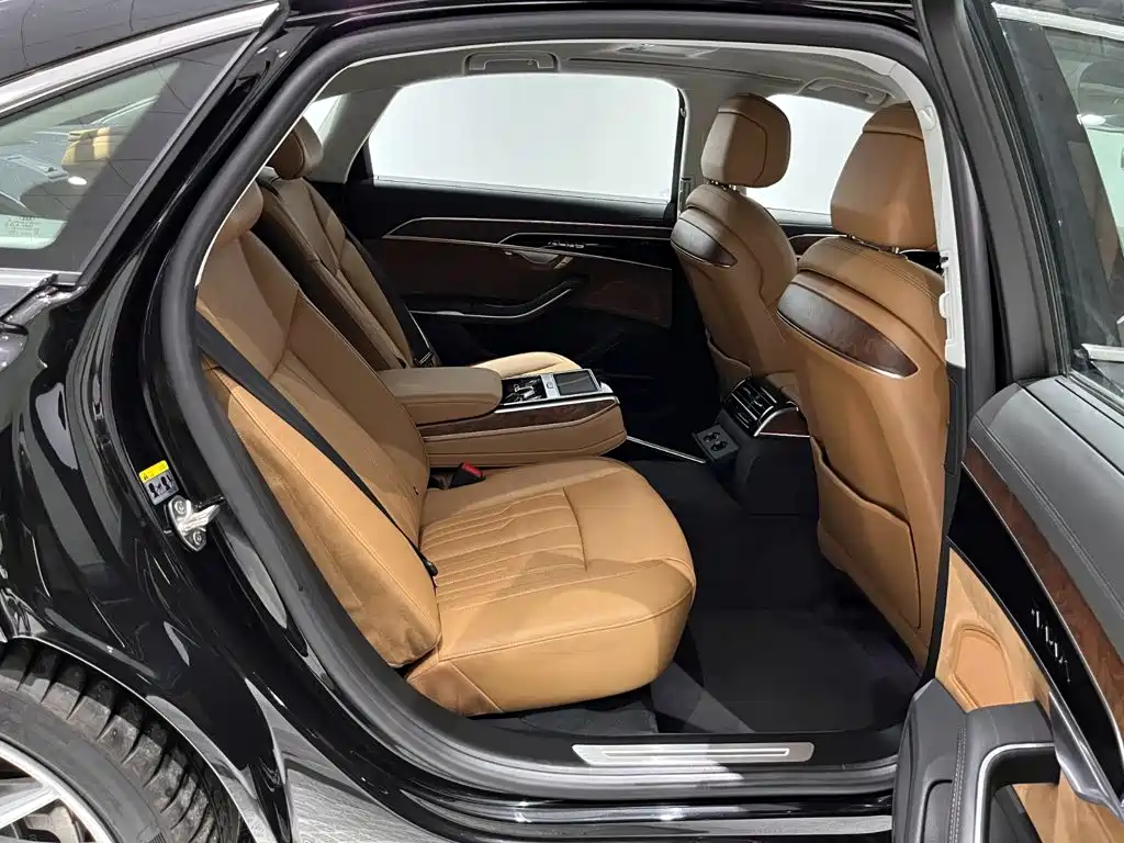 Фото 3 - Audi A8