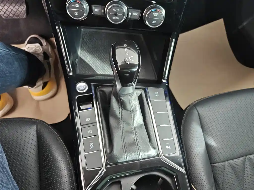 Volkswagen Passat 2019 330TSI Luxury Edition China VI фото 14