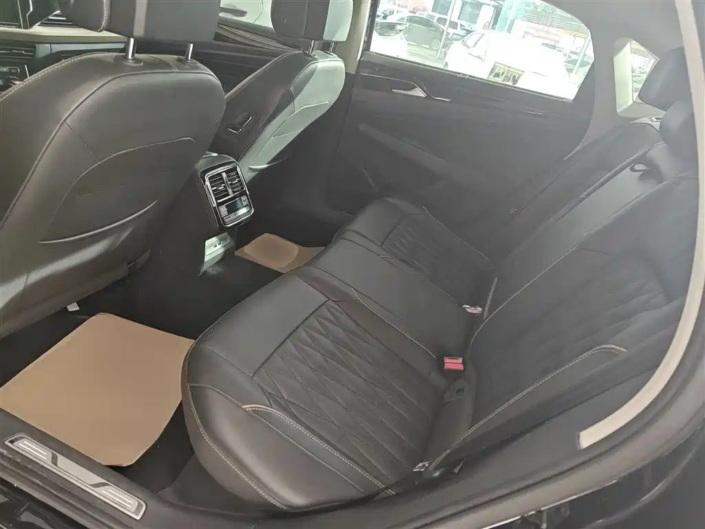 Volkswagen Passat 2019 330TSI Luxury Edition China VI фото 17