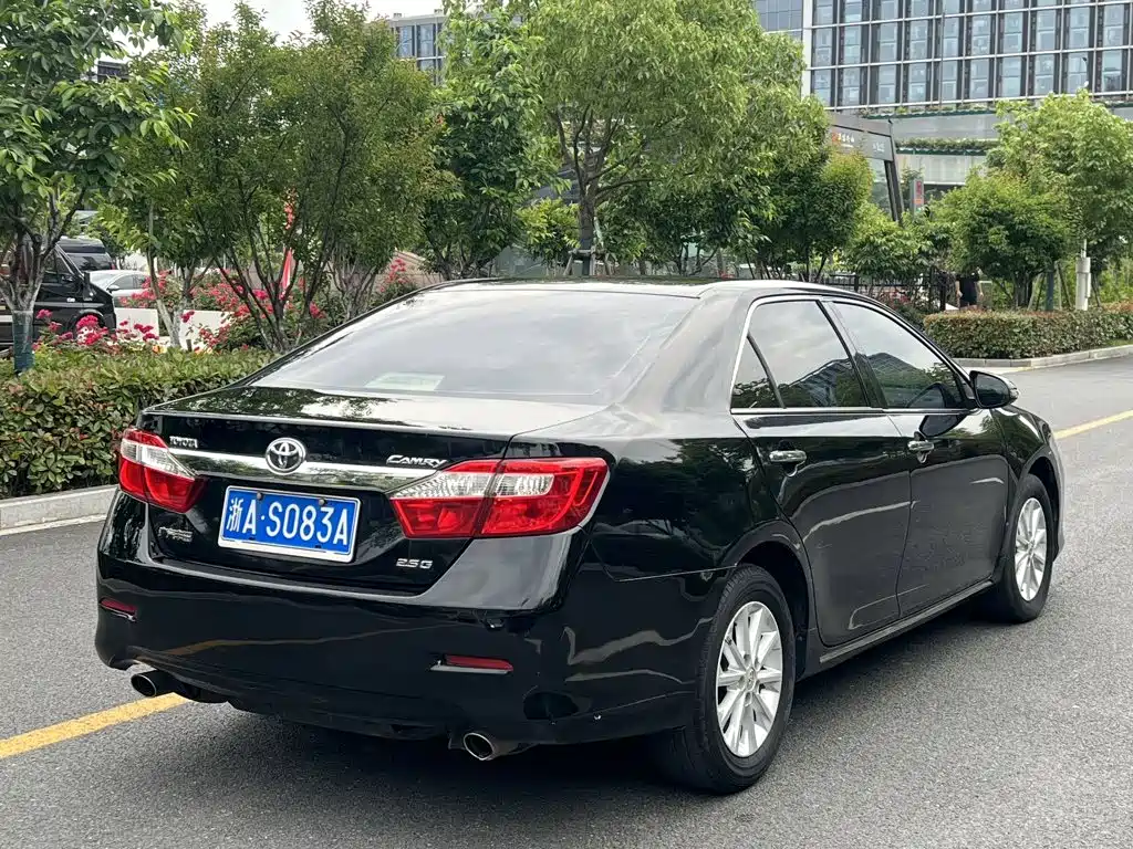 Фото 16 - Toyota Camry