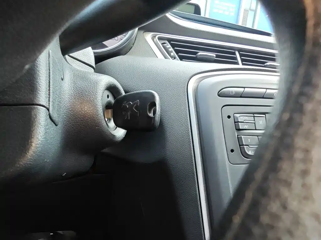 Peugeot 308 2014 Model Joy Edition Classic 1.6L Automatic Superior Style фото 9