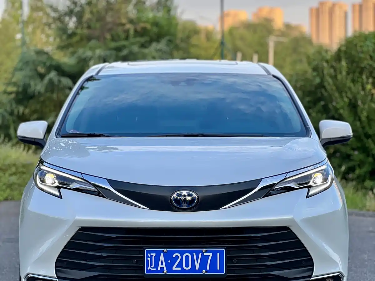 Toyota Sienna 2024 2.5L Hybrid Comfort Edition фото 2