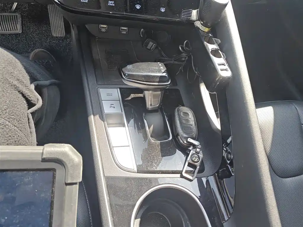 Hyundai Elantra 2022 1.5L CVT LUX Premium Edition фото 10