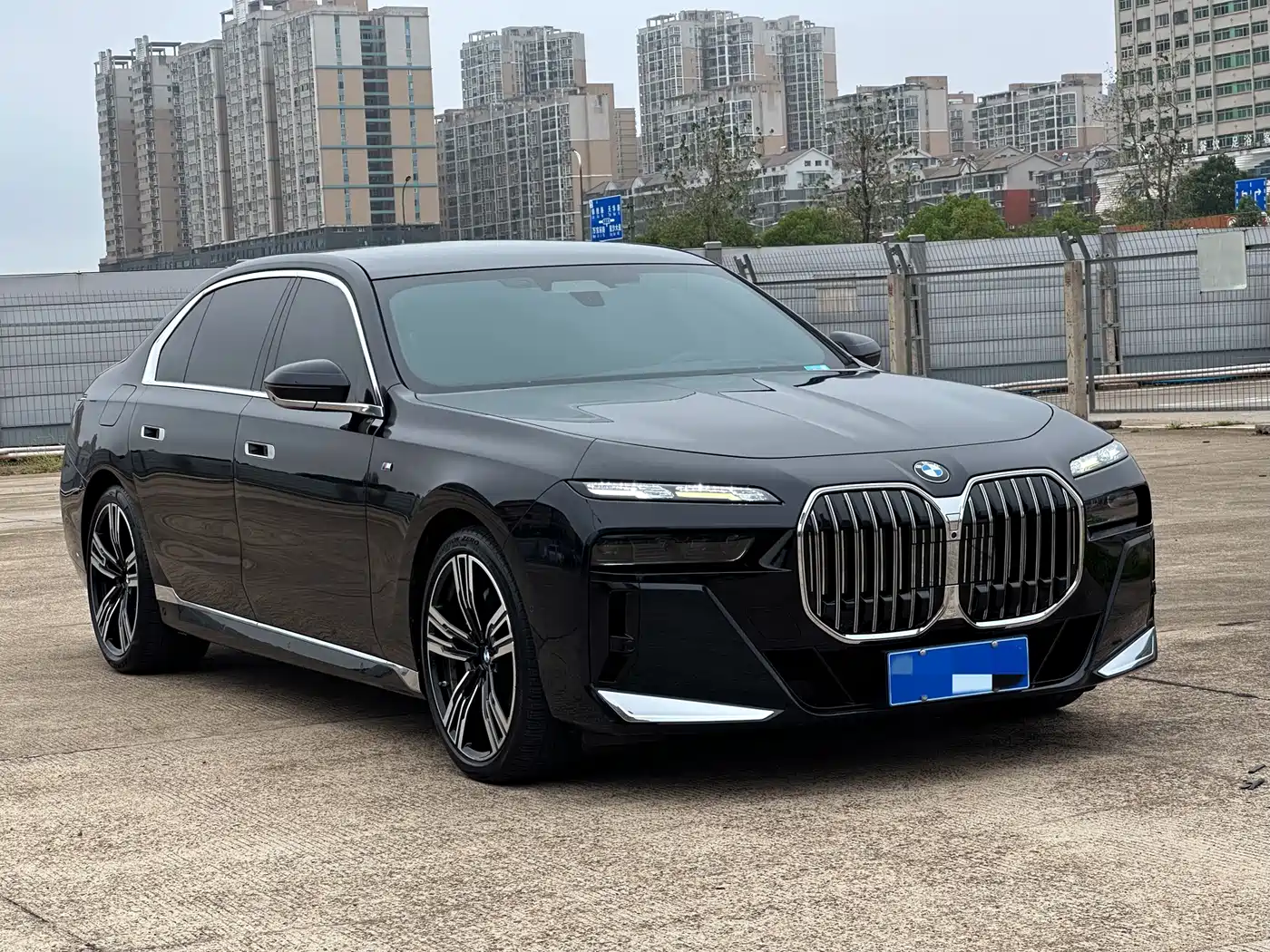 BMW 7 Series 2023 Facelift 740Li Exclusive M Sport Package фото 3