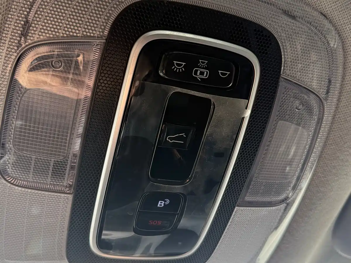 Hyundai Elantra 2022 1.5L CVT LUX Premium Edition фото 7