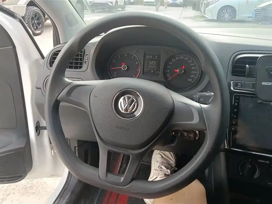 Volkswagen Polo 2018 1.5L Auto Safe Drive фото 15