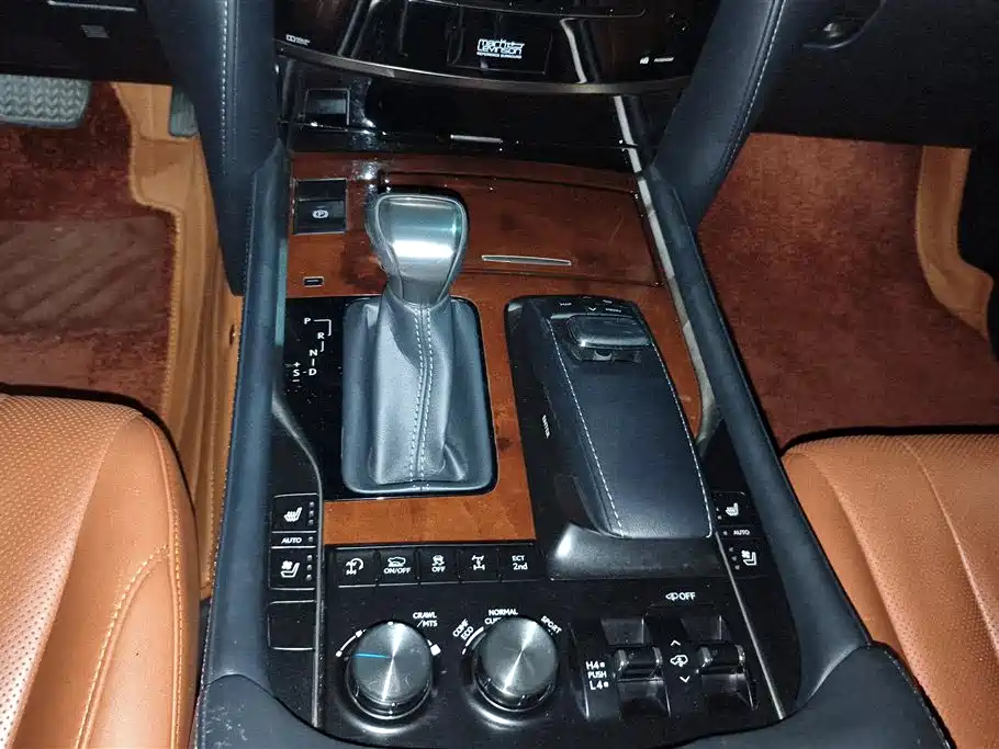 Lexus LX 2017 570 Peak Special Limited Edition фото 16