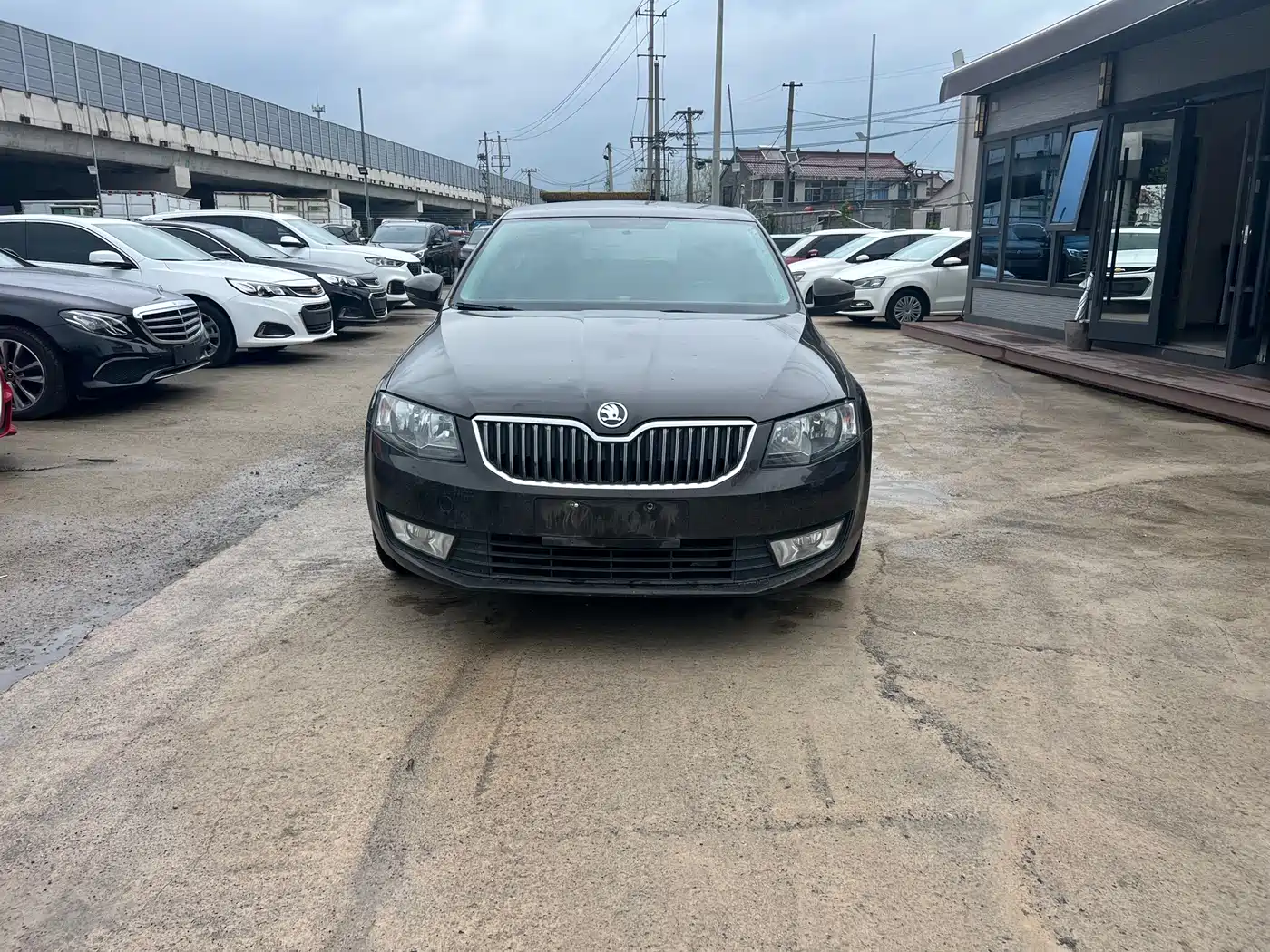 Škoda Octavia 2016 1.6L Automatic Pioneer Edition фото 2