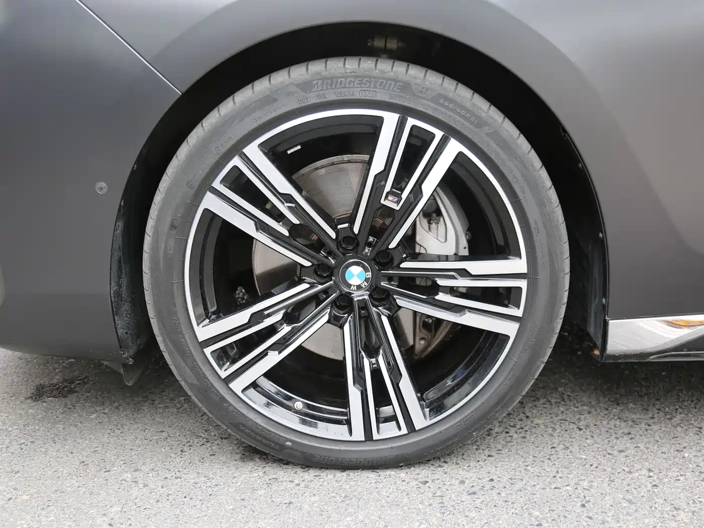 BMW 7 Series 2023 740Li Exclusive M Sport Package фото 22