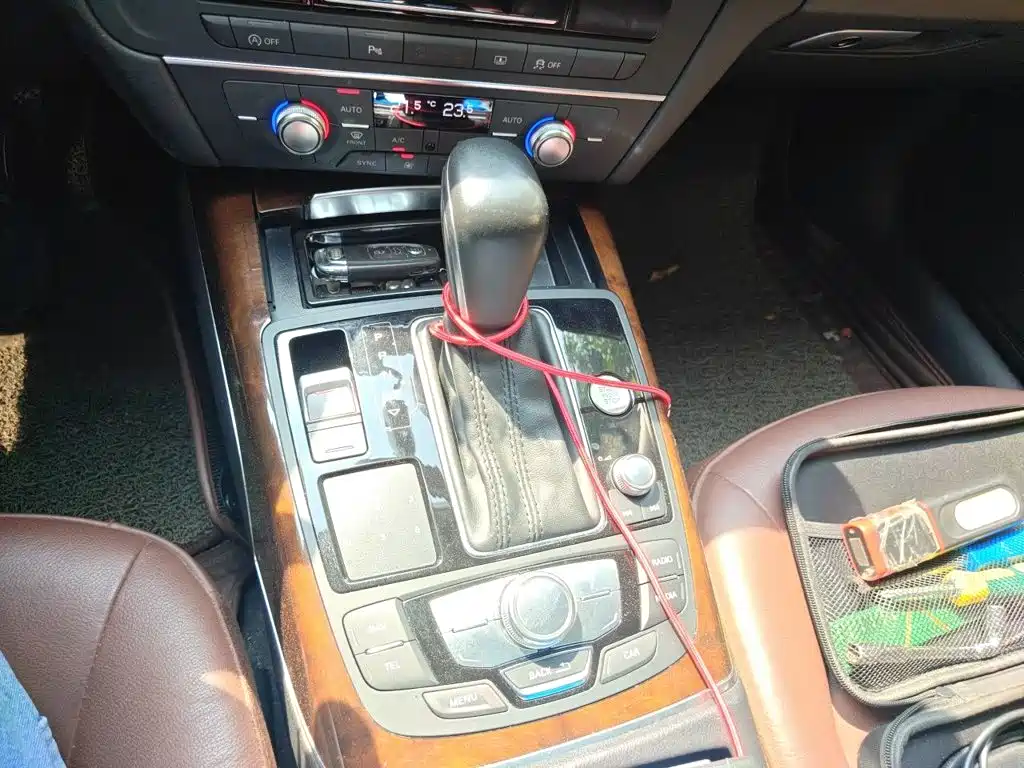Фото 10 - Audi A6L