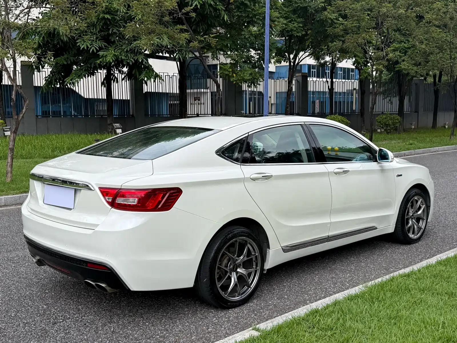 Фото 8 - Geely Borui