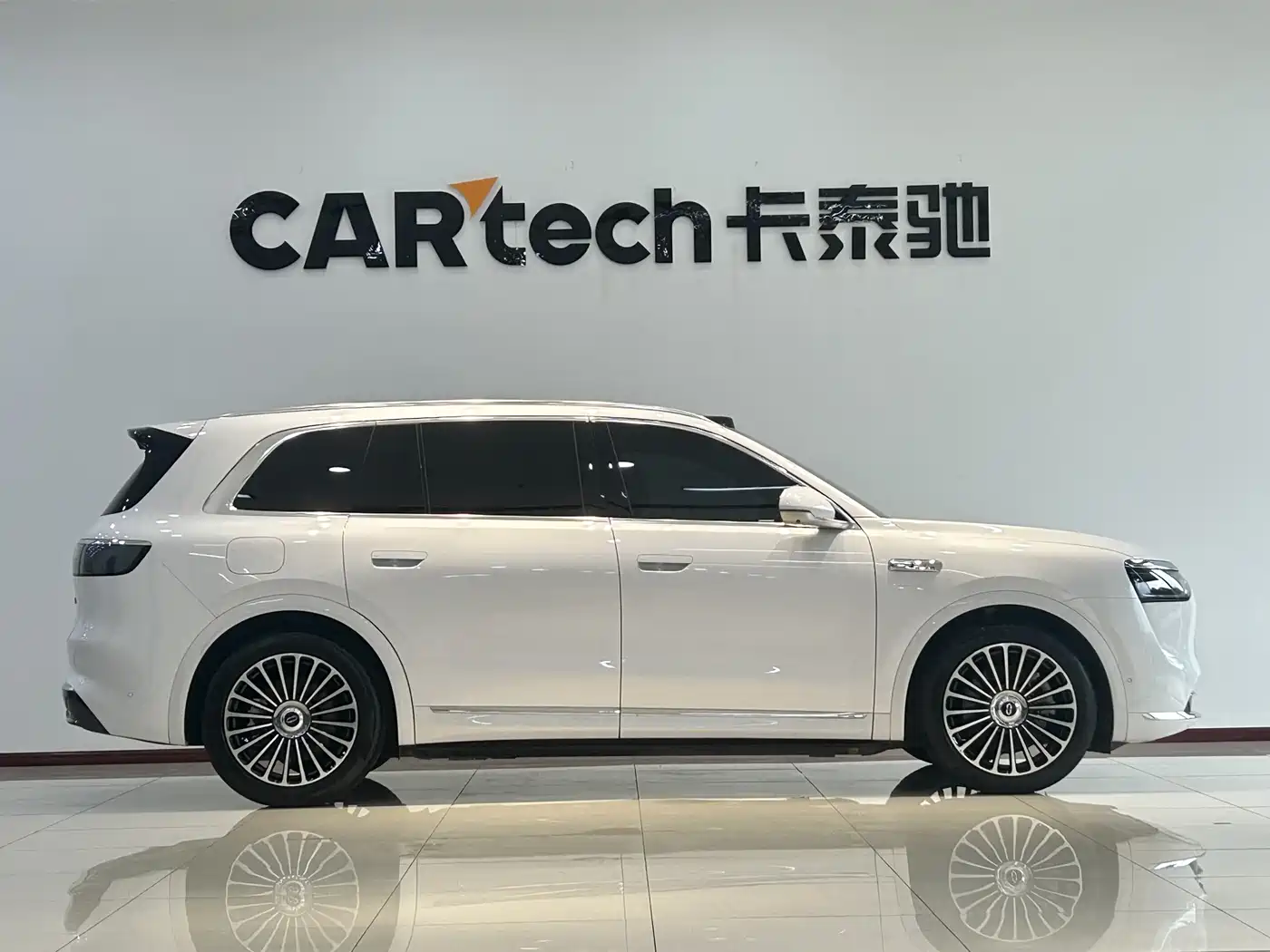AITO Wenjie AITO M8 2025 Range Extender Max+ Edition 53.4kWh 5-seater фото 4