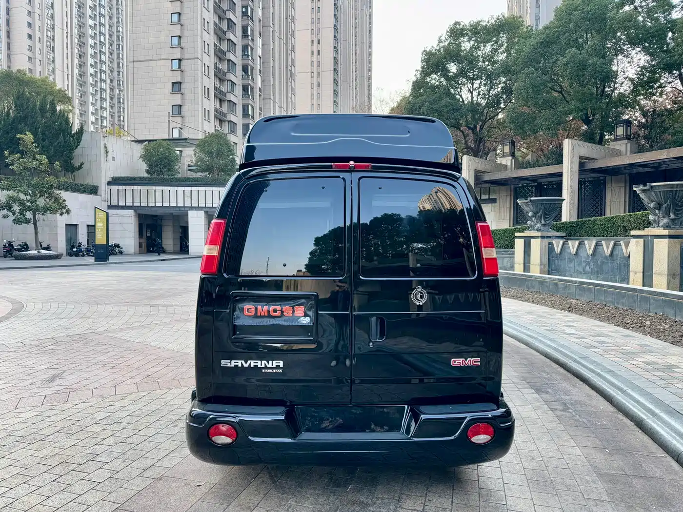 GMC Savana 2017 2017 6.0L G660S Elegance Panoramic Roof Edition