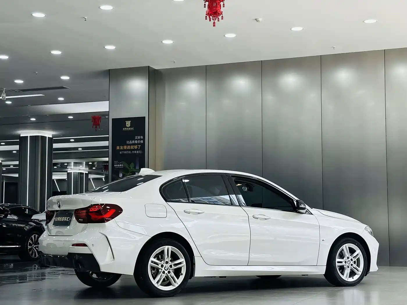 BMW 1 Series 2023 120i M Sport Shadow Edition фото 3
