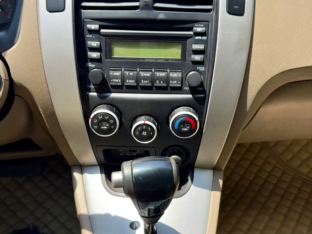 Hyundai Tucson 2013 2.0L Automatic 2WD Comfort фото 14