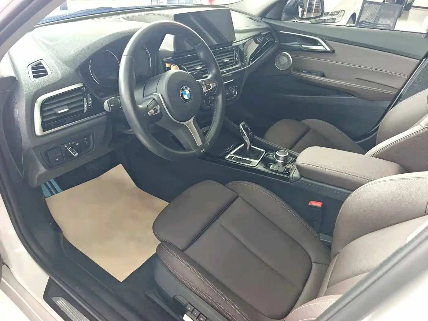 BMW 1 Series 2023 120i M Sport Shadow Edition фото 9