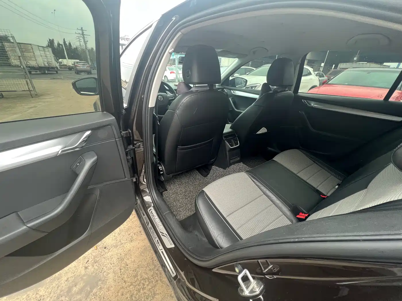 Škoda Octavia 2016 1.6L Automatic Pioneer Edition фото 5