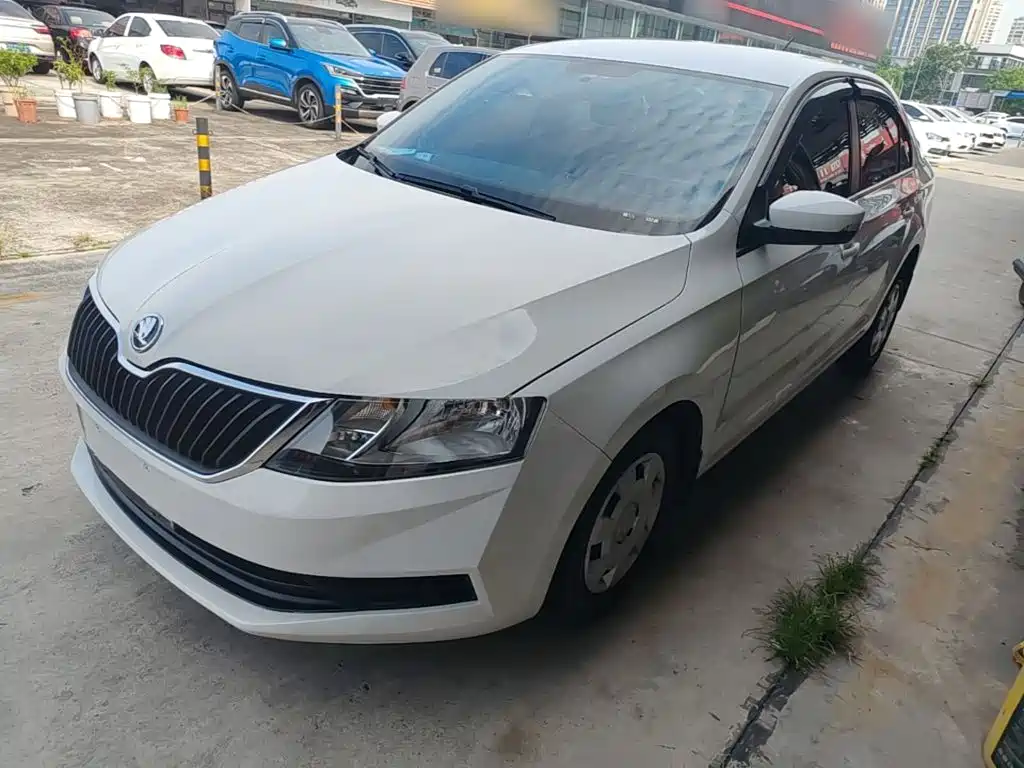 Фото 1 - Škoda Rapid