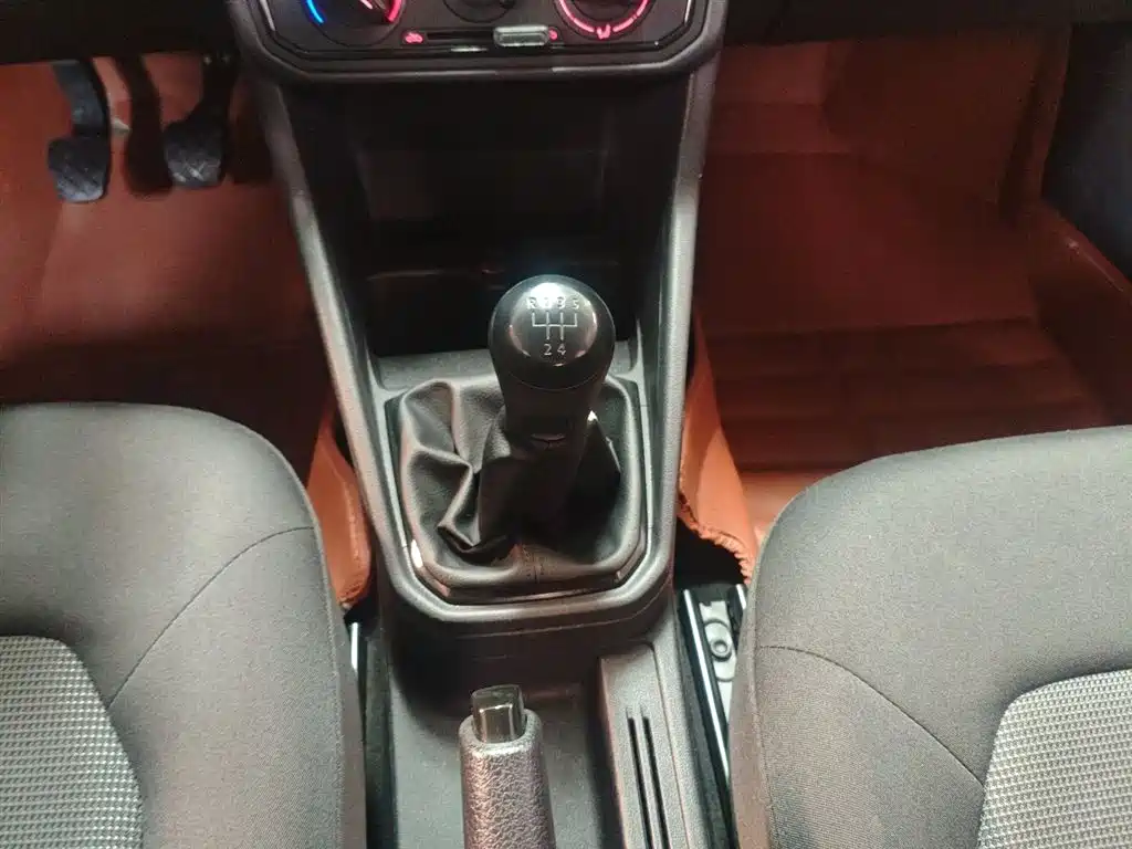 Volkswagen Jetta 2017 1.4L Manual Fashion фото 14