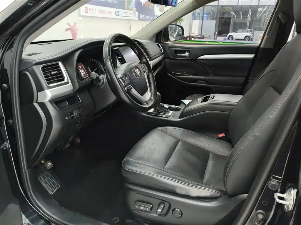 Фото 8 - Toyota Highlander