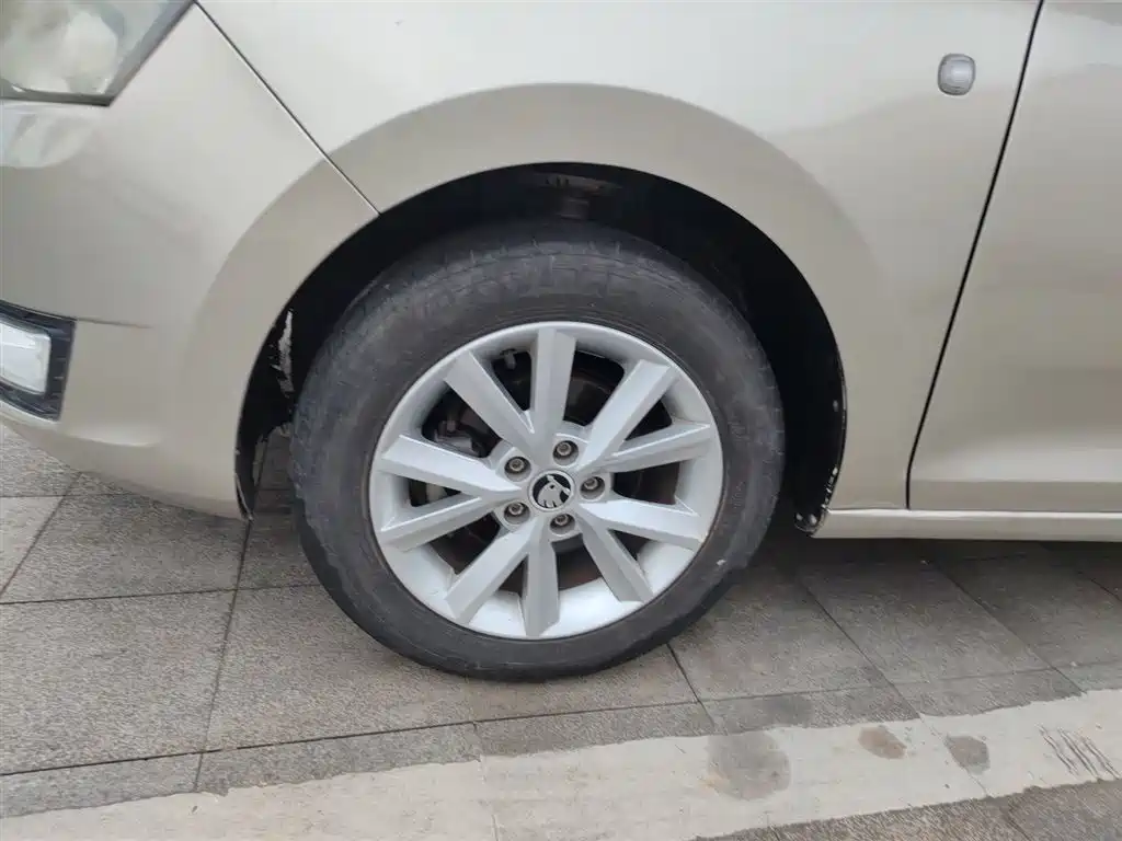 Škoda Rapid 2016 1.6L Manual Pioneer Edition фото 23