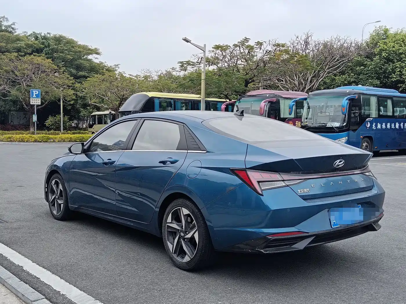 Hyundai Elantra 2021 1.5L CVT LUX Premium Edition фото 9