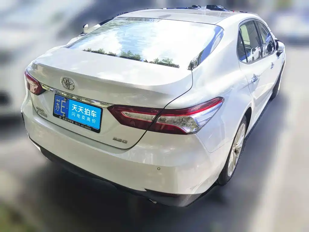 Фото 2 - Toyota Camry