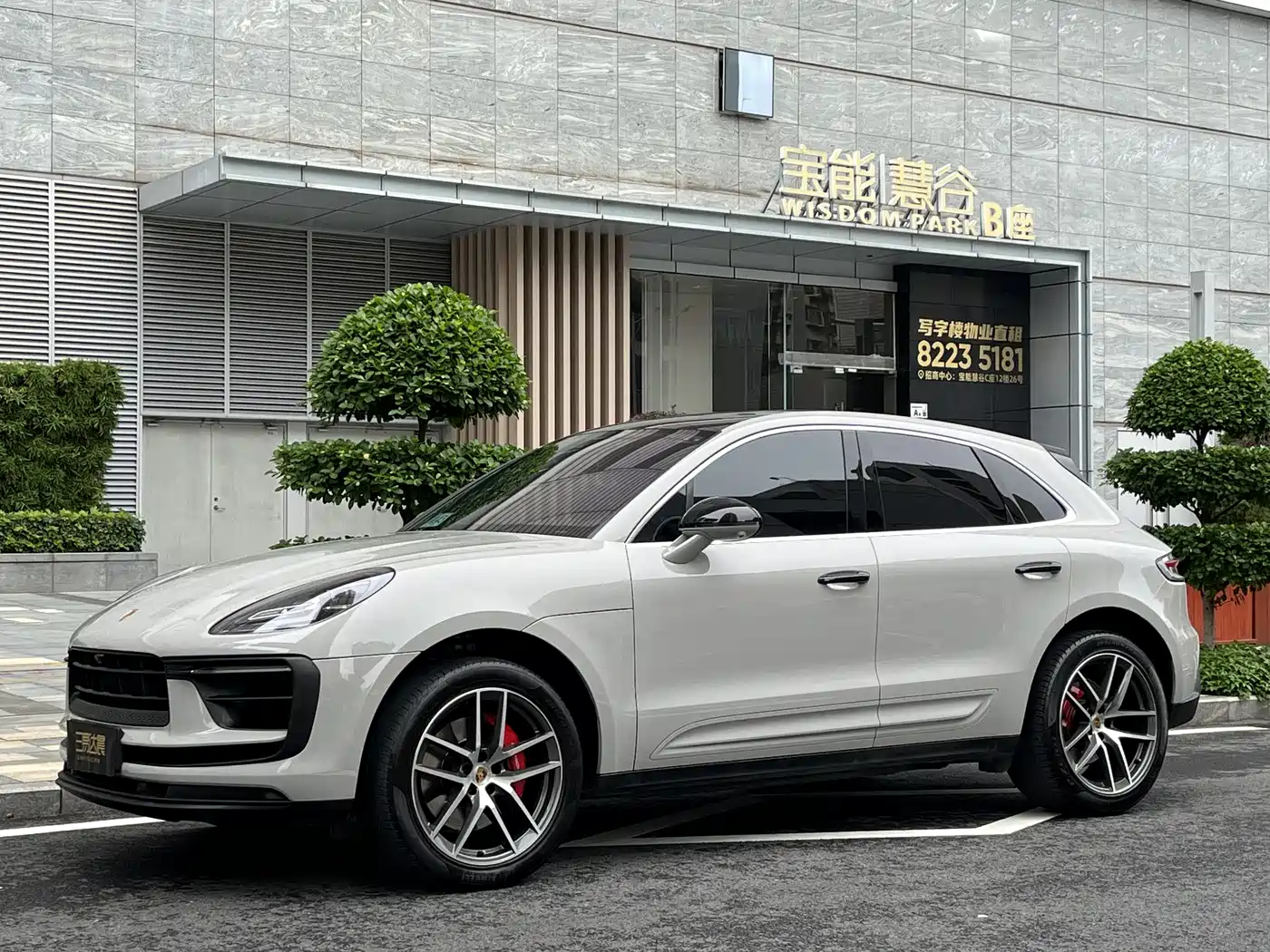PORSCHE MACAN