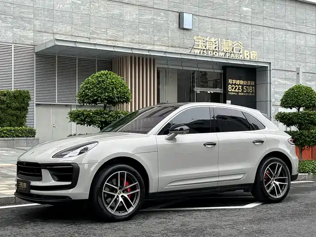 PORSCHE MACAN