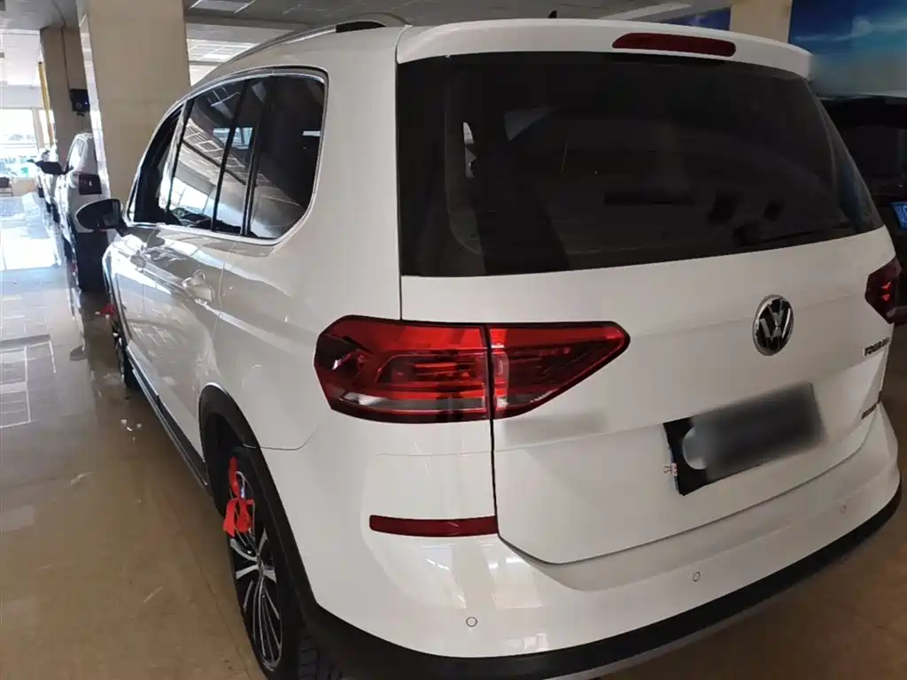 Volkswagen Touran 2018 Touran L 280TSI DSG Frontier Edition 6-Seater China V фото 5