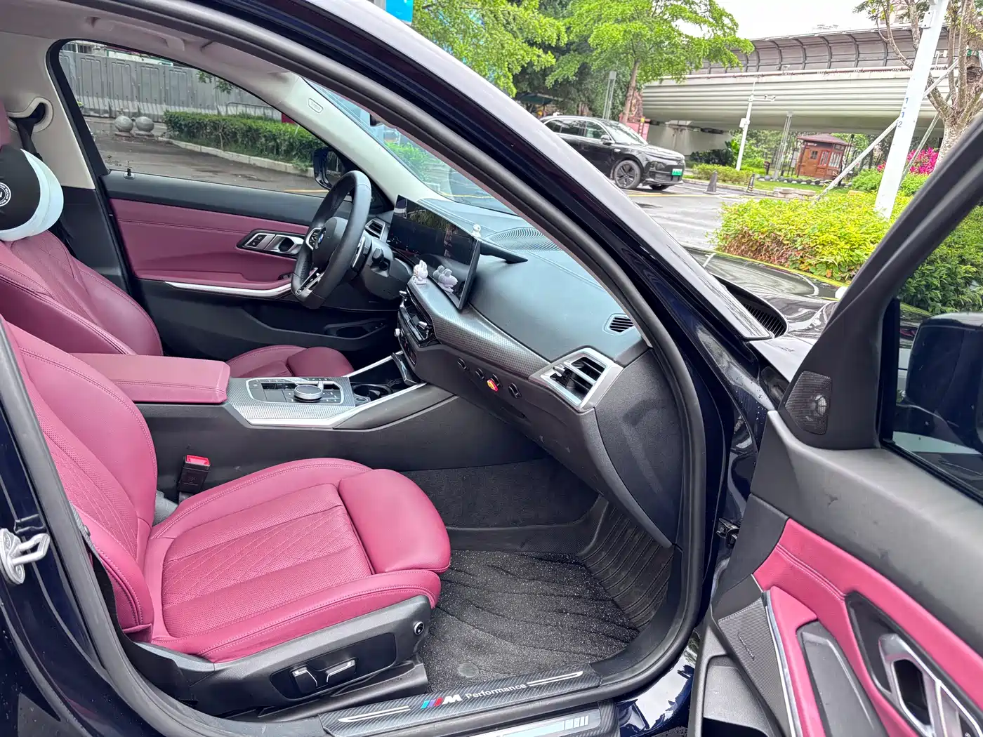 BMW 3 Series 2025 330Li M Sport Night Edition фото 8