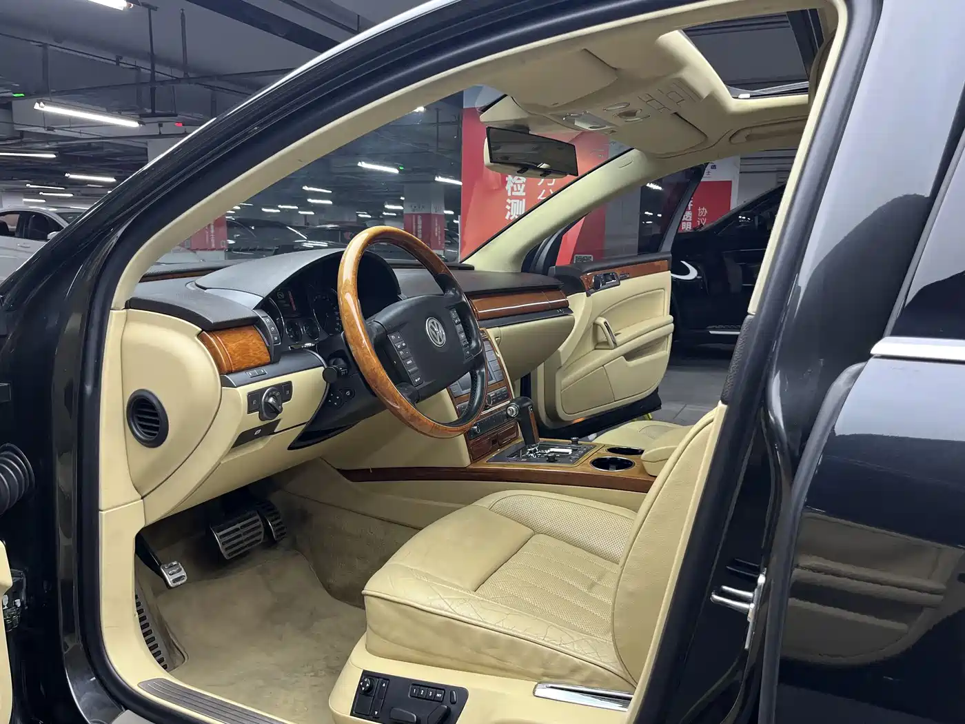Volkswagen Phaeton 2007 Model 3.2L V6 5-Seat Base фото 5