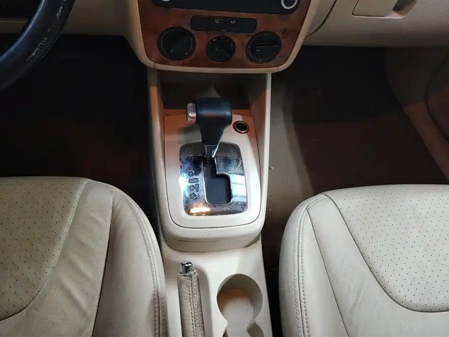 Volkswagen Bora 2012 1.6L Automatic Comfort Value Edition фото 16