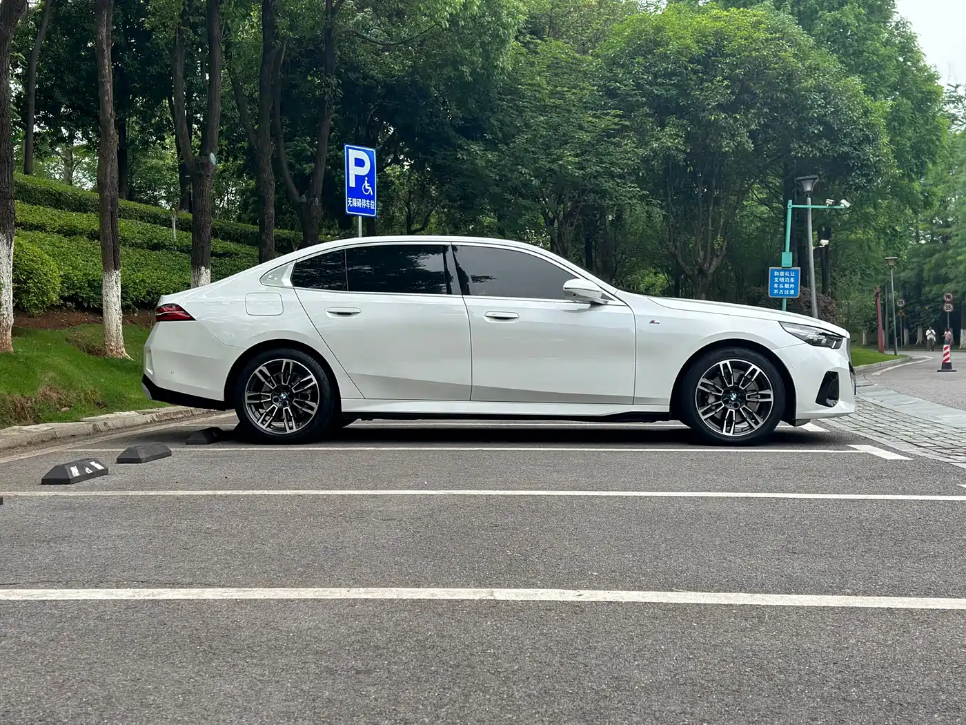 BMW 5 Series 2024 530Li Leading M Sport Package фото 5