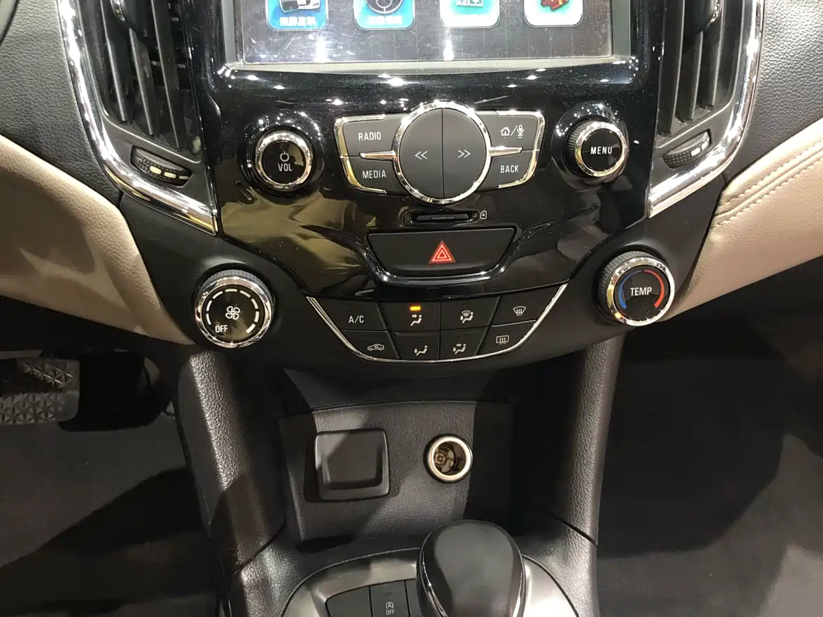 Chevrolet Cruze 2015 1.5L Automatic Luxury Edition фото 10