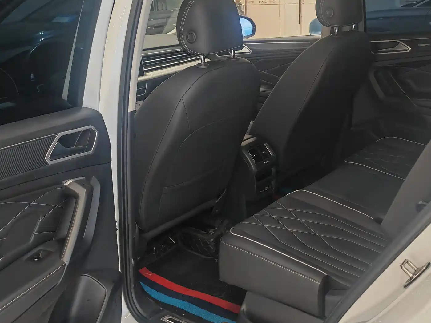 Volkswagen Tiguan L 2023 380TSI 4WD R-Line Premium 7-seater фото 3