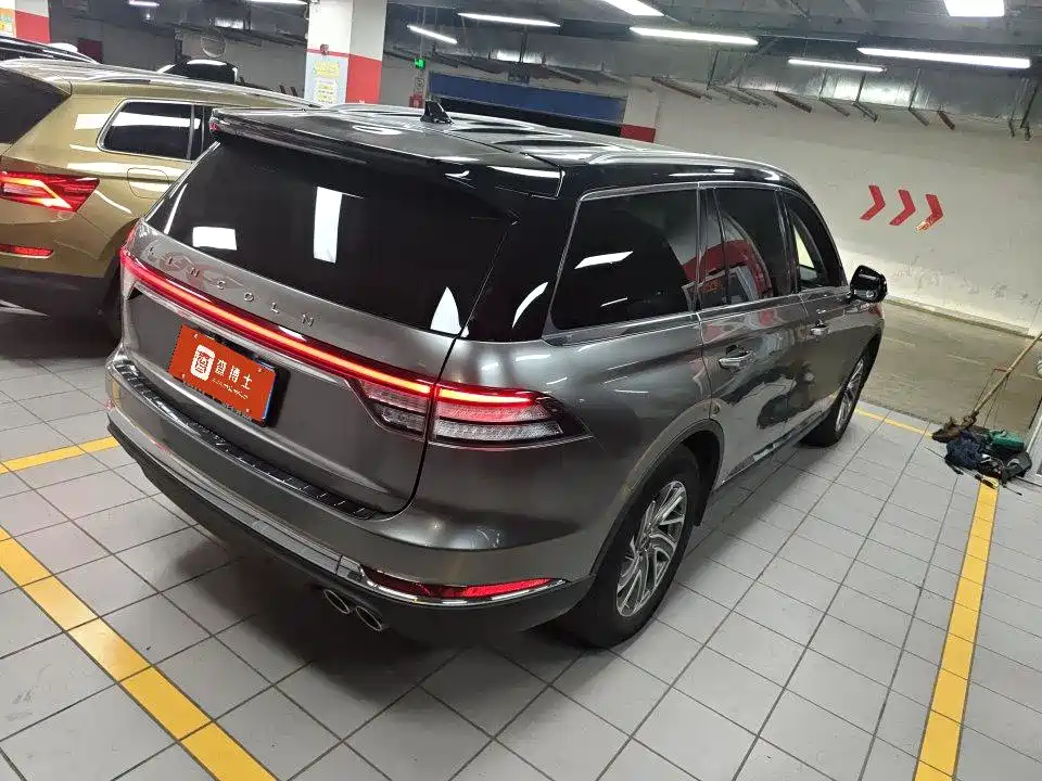 Photo 10 - Lincoln Aviator