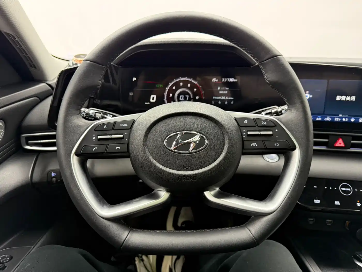 Hyundai Elantra 2022 1.5L CVT LUX Black Knight Limited Edition фото 7