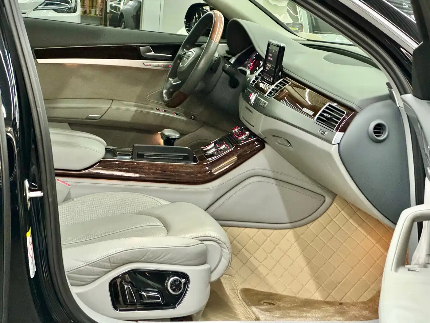 Audi A8 2011 A8L 3.0 TFSI quattro Luxury (245kW) фото 8
