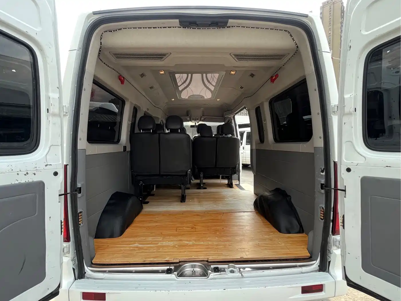 Maxus Xintu V80 2025 2025 PRO Business 6MT Long Wheelbase Medium Roof 9 Seats Four Rows Non-Operational