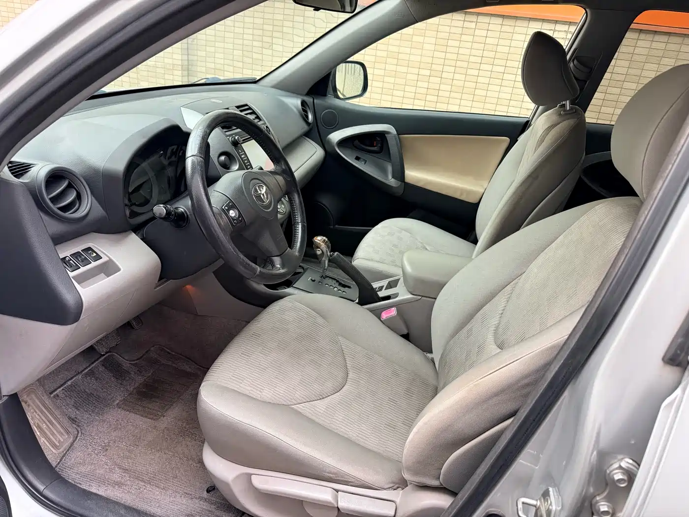 Toyota RAV4 Rongfang 2011 2.0L Automatic Luxury Edition фото 4