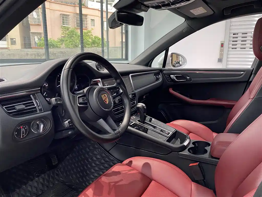 PORSCHE MACAN